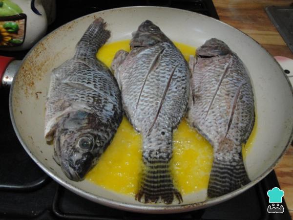 Receita de Tilápia frita com alho e limão - Passo 8