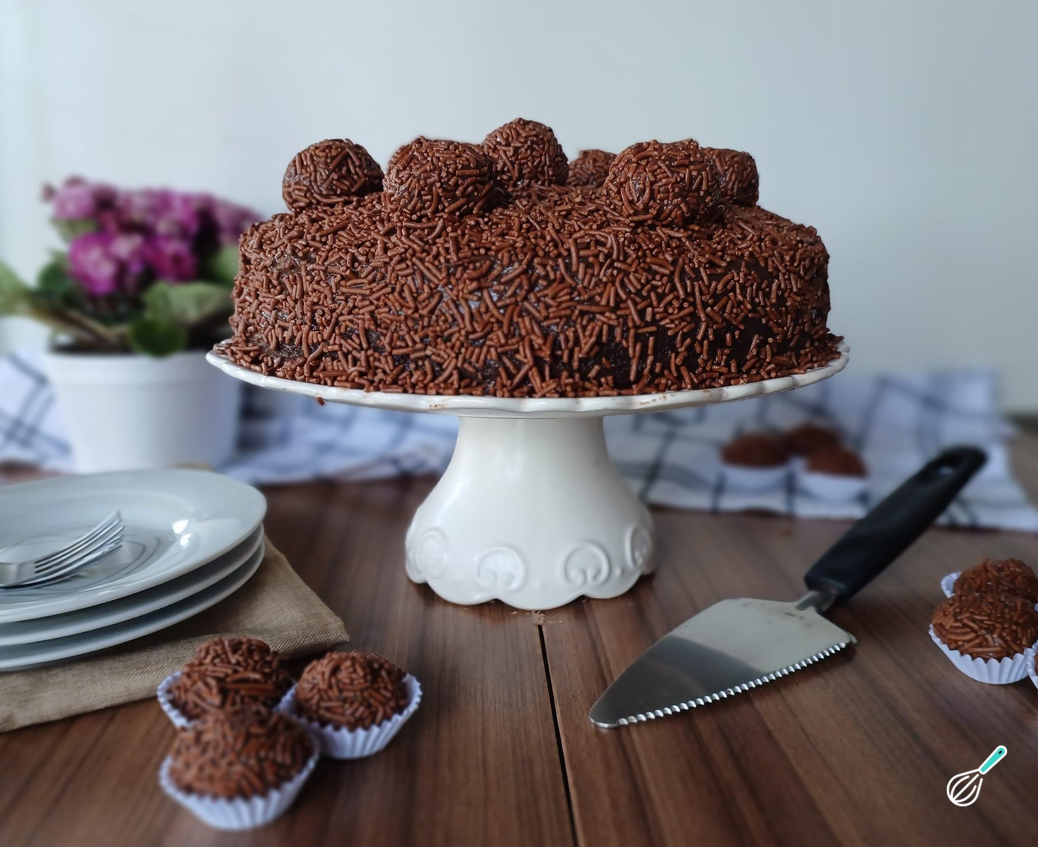 BOLO DE ANIVERSÁRIO CASEIRO DE CHOCOLATE BRIGADEIRO