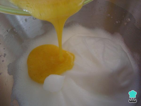 Receita de Bolo de morango com chantilly da Palmirinha - Passo 1