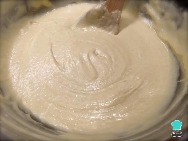 Receita de Bolo de morango com chantilly da Palmirinha - Passo 2