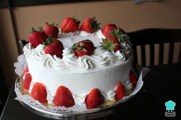 Receita de Bolo de morango com chantilly da Palmirinha - Passo 5