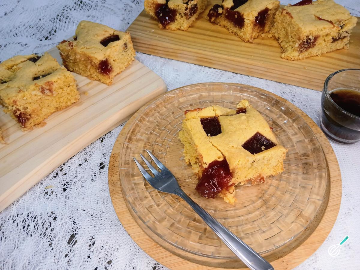 Receita de Bolo cremoso de milho com goiabada