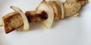 Espetinho de frango com limão