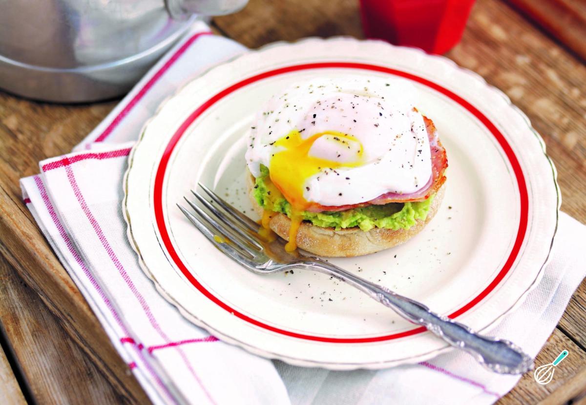 Receita de Ovos beneditinos com abacate