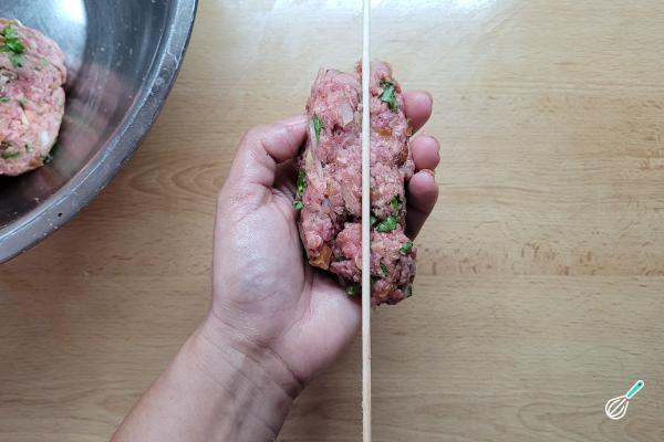 Receita de Espetinho de kafta - Passo 7