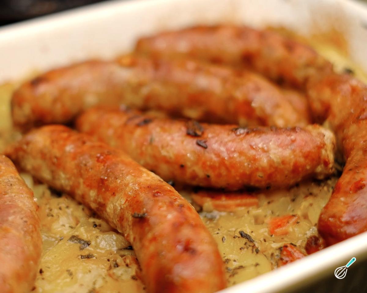 Receita de Linguiça assada com batata no forno