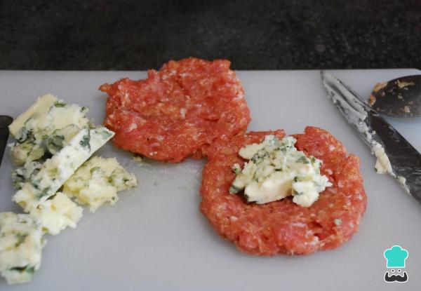 Receita de Hambúrguer recheado com queijo azul - Passo 4