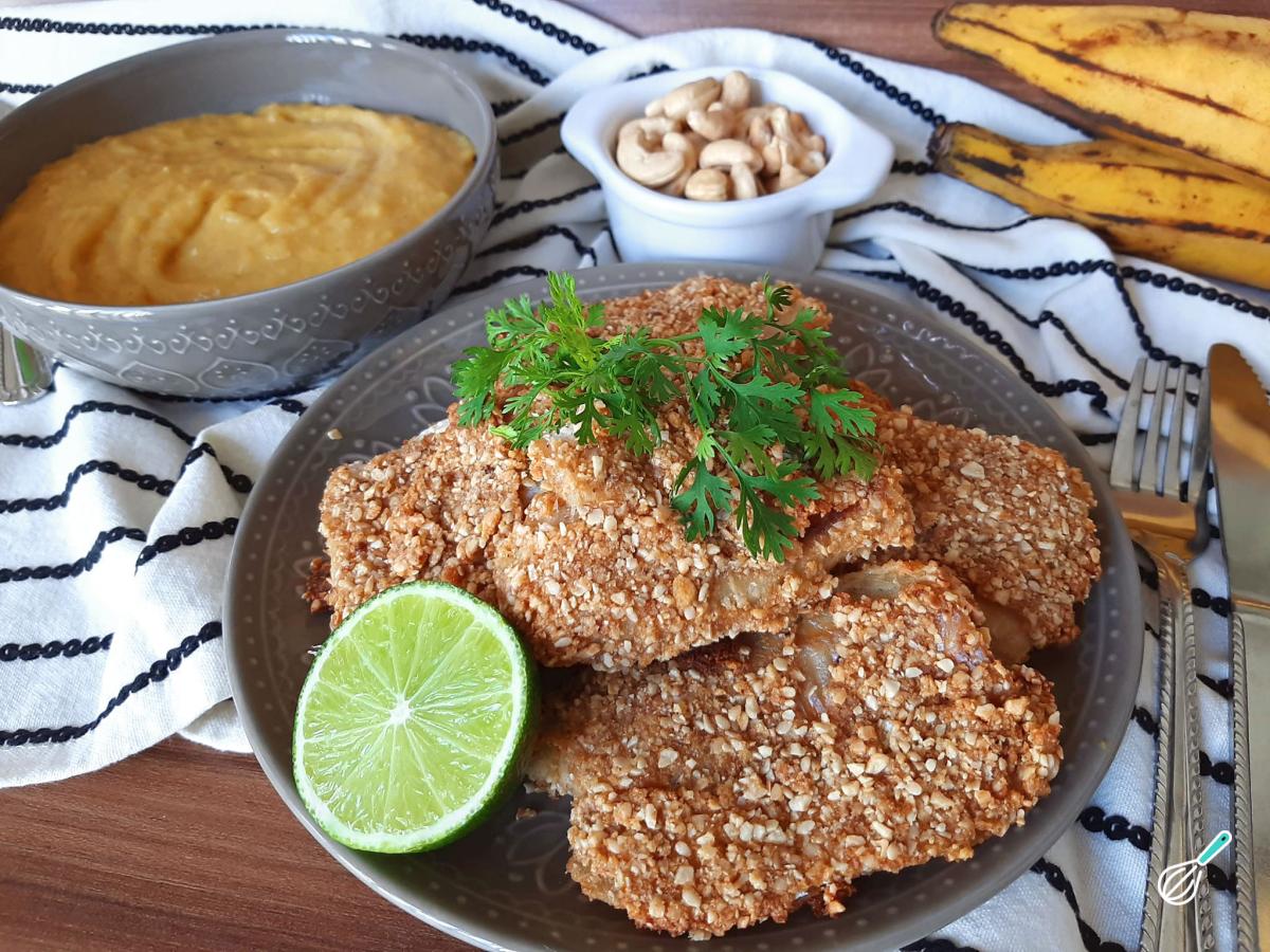 Receita de Peixe com crosta de castanha e purê de banana da terra