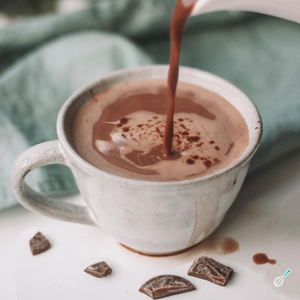 Chocolate quente cremoso com chocolate em barra