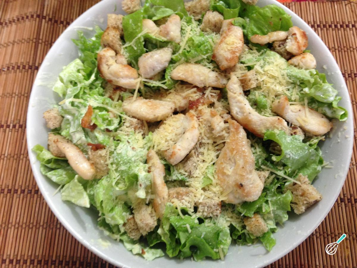 Receita de Salada Caesar com frango e croutons