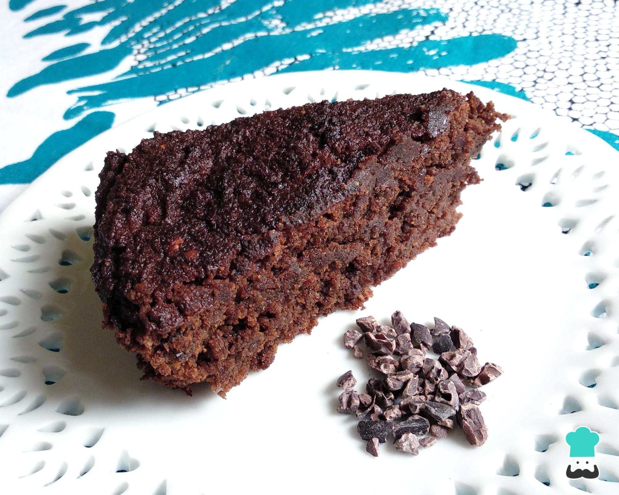 Bolo de chocolate com tâmaras - sem glúten, sem lactose e sem açúcar