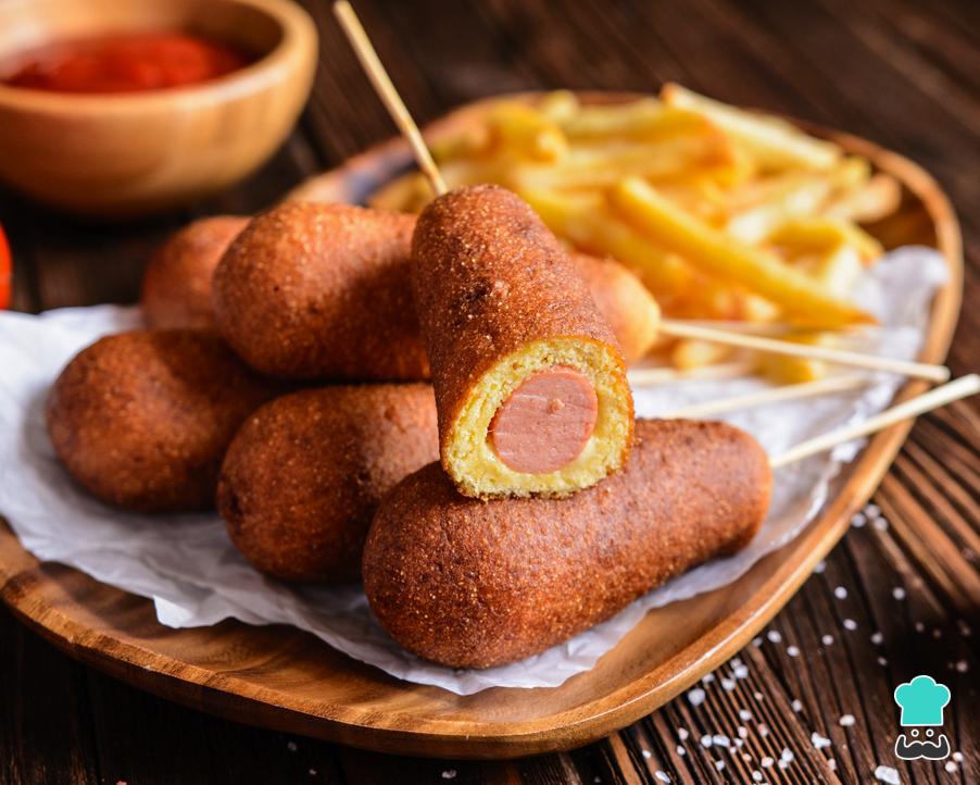 Corn dog é uma salsicha no palito com queijo mussarela, revestida com massa  de farinha e frita. comida de rua coreana de cachorro-quente