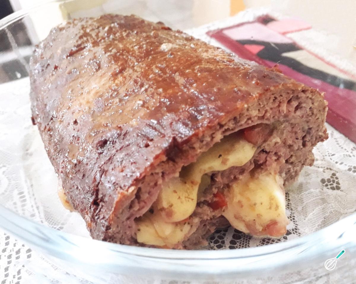 Receita de Rocambole de carne moída com creme de cebola