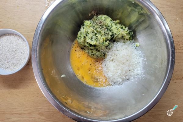 Receita de Bolinho de abobrinha na frigideira - Passo 5