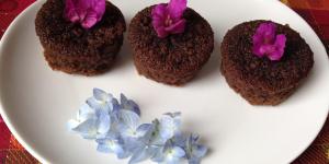 Bolinhos quentes de chocolate e café