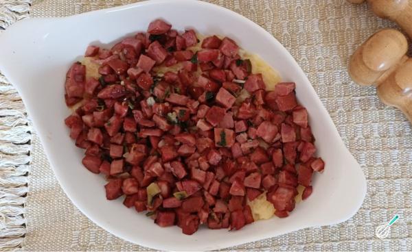 Receita de Escondidinho de mandioca com calabresa - Passo 9