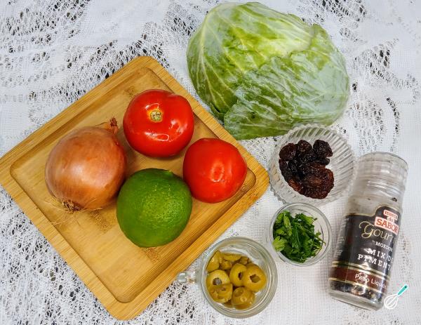 Receita de Salada de repolho com tomate - Passo 1