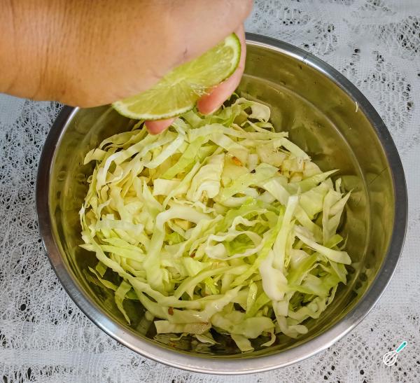 Receita de Salada de repolho com tomate - Passo 5