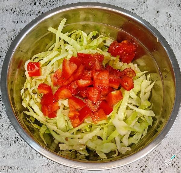 Receita de Salada de repolho com tomate - Passo 6