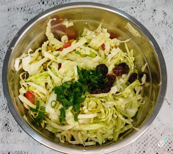 Receita de Salada de repolho com tomate - Passo 7