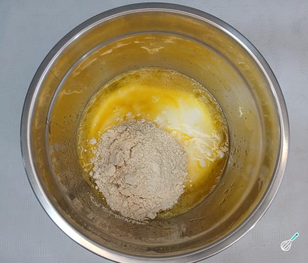 Receita de Bolo de iogurte fofinho e úmido - Passo 3