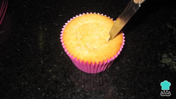 Receita de Cupcakes recheados com chocolate - Passo 7