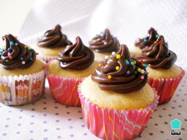 Receita de Cupcakes recheados com chocolate - Passo 8