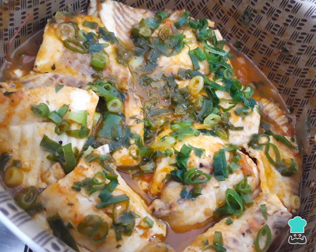 Filé de tilápia ao molho de tomate com batata na panela