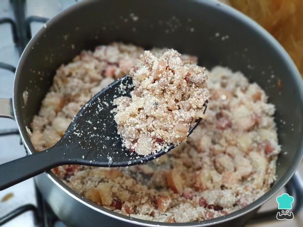 Receita de Farofa de pinhão com bacon e carne moída - Passo 5