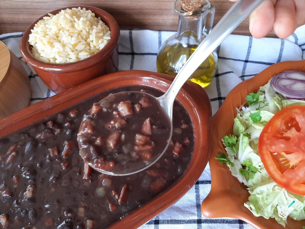 Receita de Feijão preto com calabresa e bacon na panela de pressão