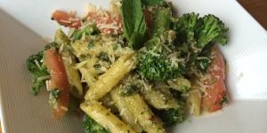 Receita de Salada de macarrão com brócolis e pesto