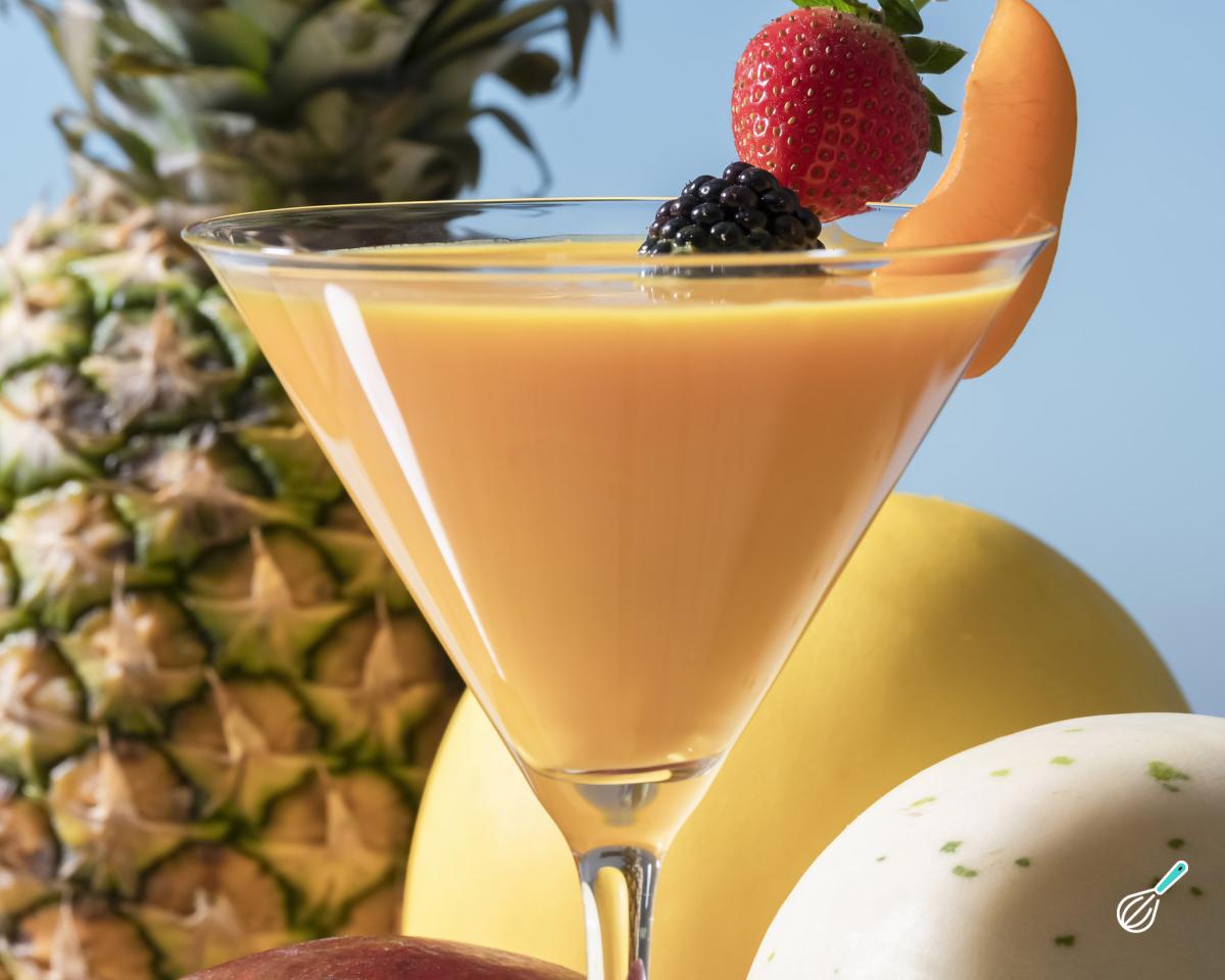 Coquetel de frutas com vodka e leite condensado