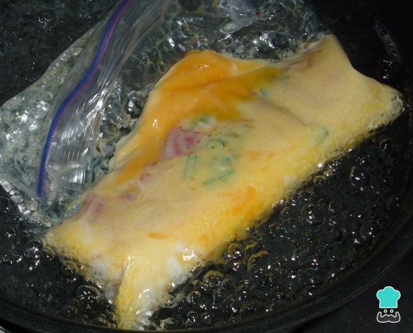 Receita de Omelete no saco plástico - Passo 3