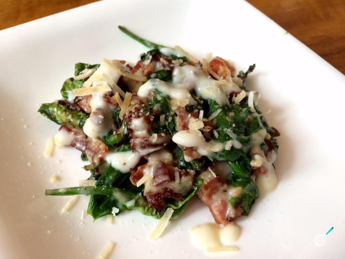Receita de Espinafre com molho branco e bacon