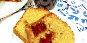 Bolo de fubá fofinho com goiabada