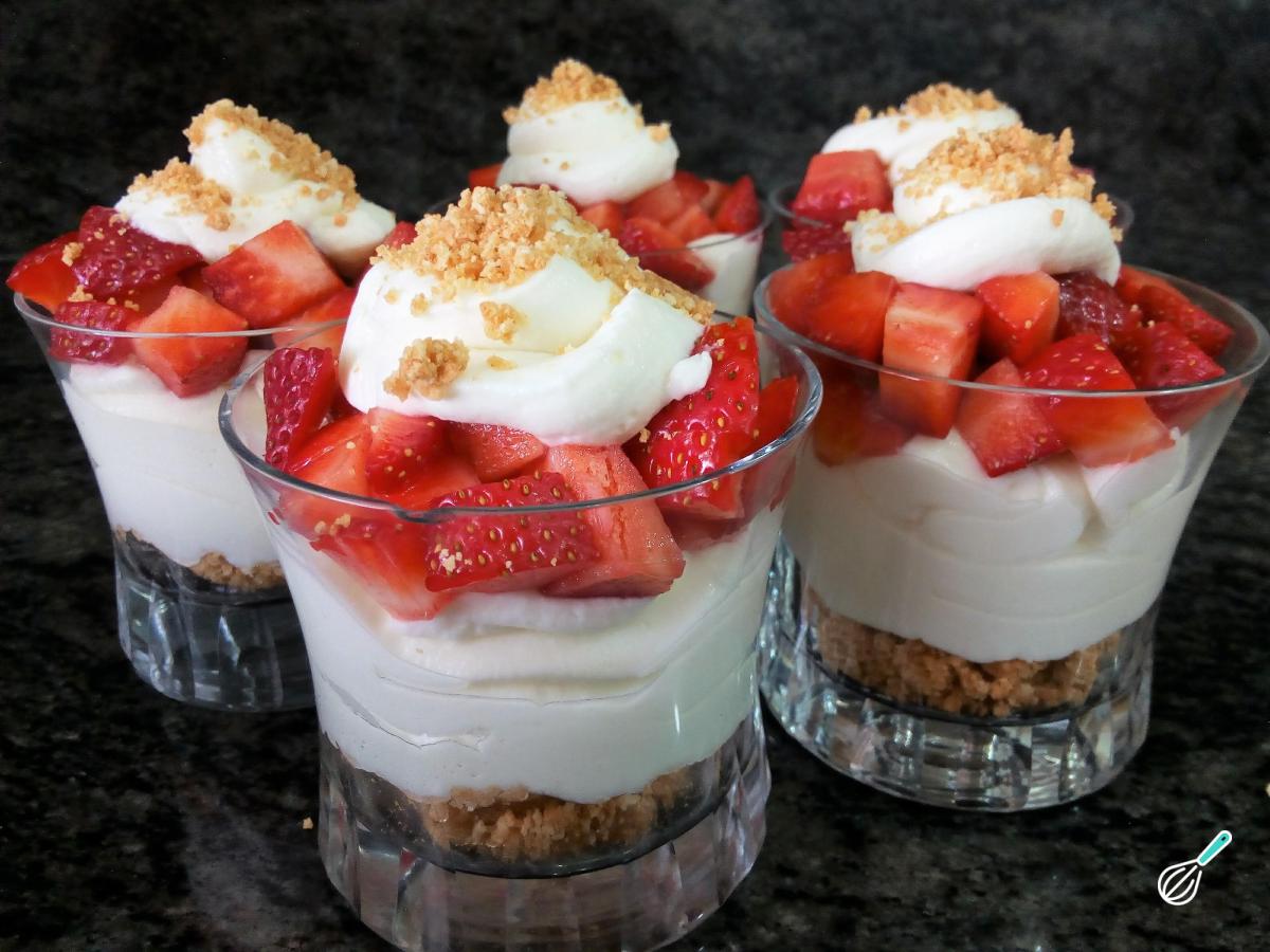 Receita de Merengue de morango no copinho