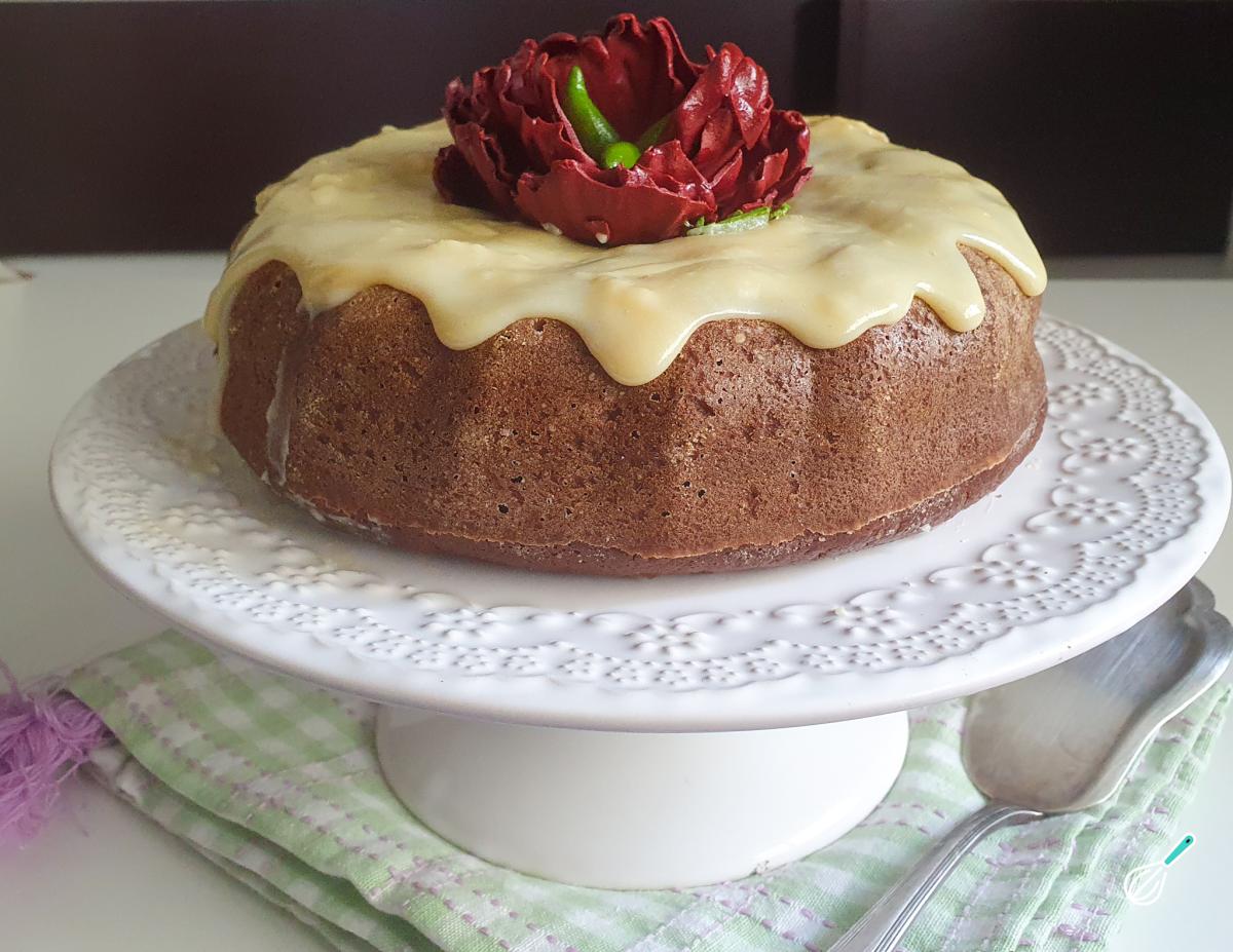 Receita de Bolo de chocolate com brigadeiro branco