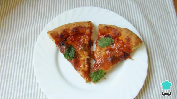 Receita de Pizza com mussarela de búfala e presunto