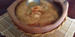 Sopa de cebola com queijo