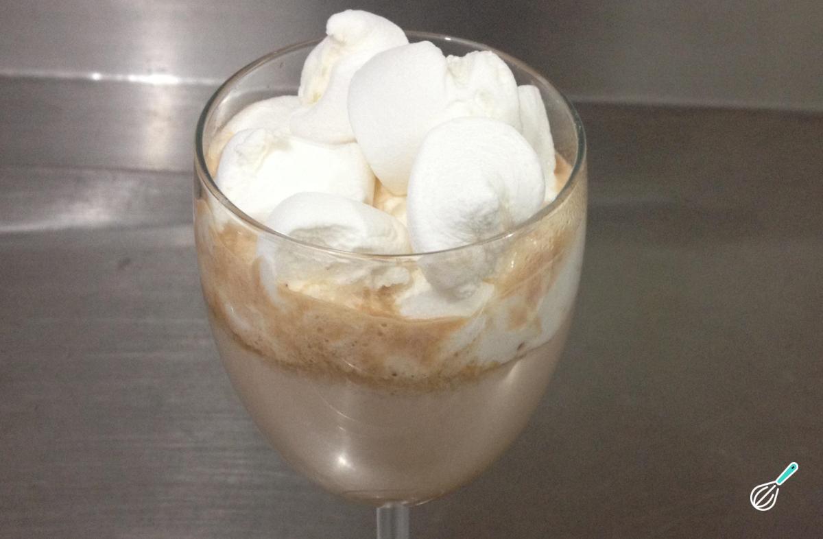 Bebida quente de chocolate e menta