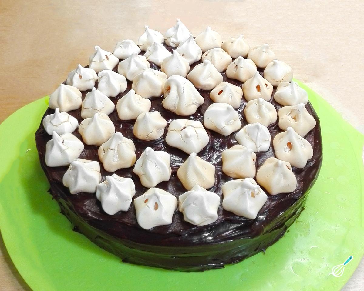 Receita de Bolo de chocolate com recheio de suspiro