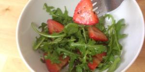 Receita de Salada de rúcula com morangos