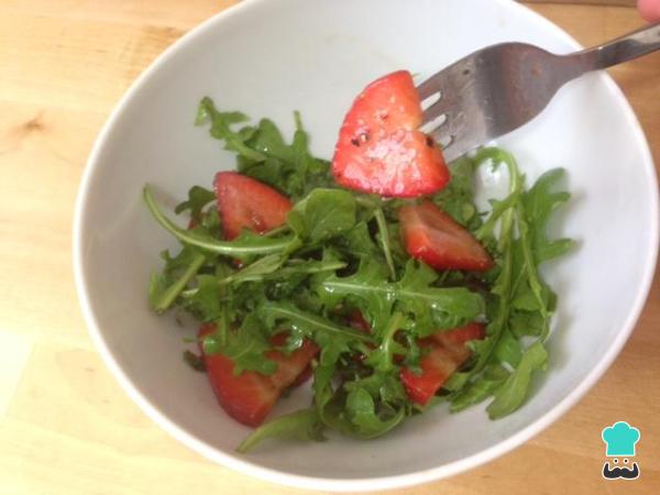 Receita de Salada de rúcula com morangos