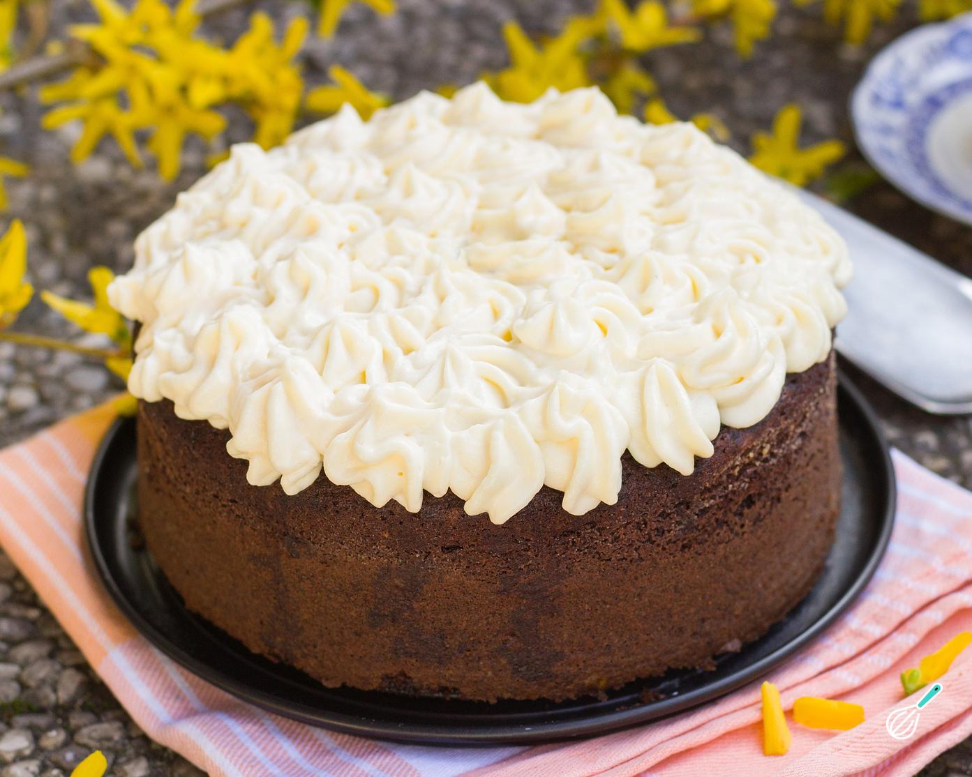 Bolo de chantilly com detalhe de chocolate (médio) – Ateliê do