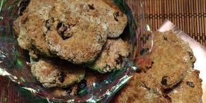 Biscoitos veganos de aveia e uva-passa