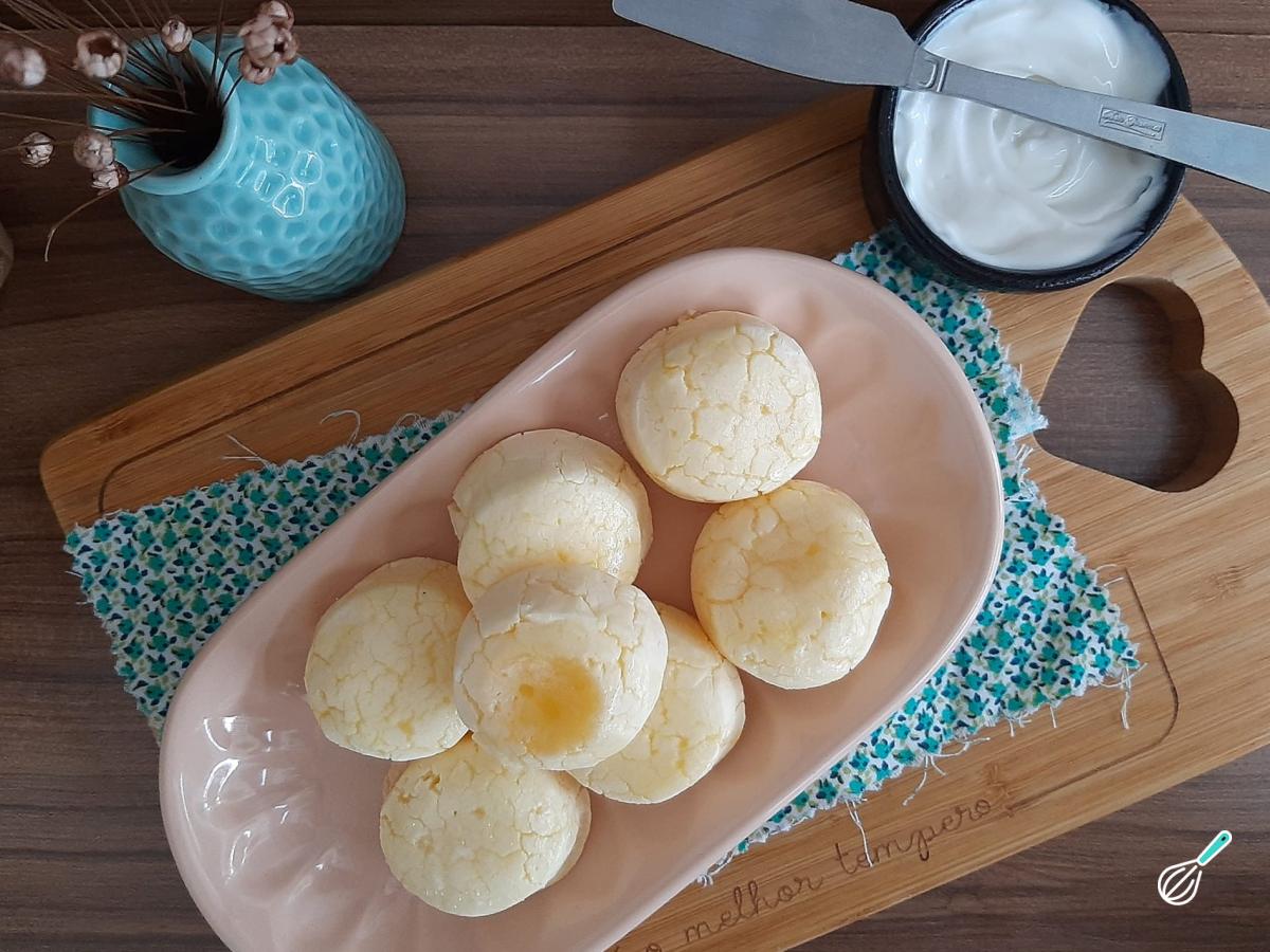 Como assar pão de queijo congelado no microondas