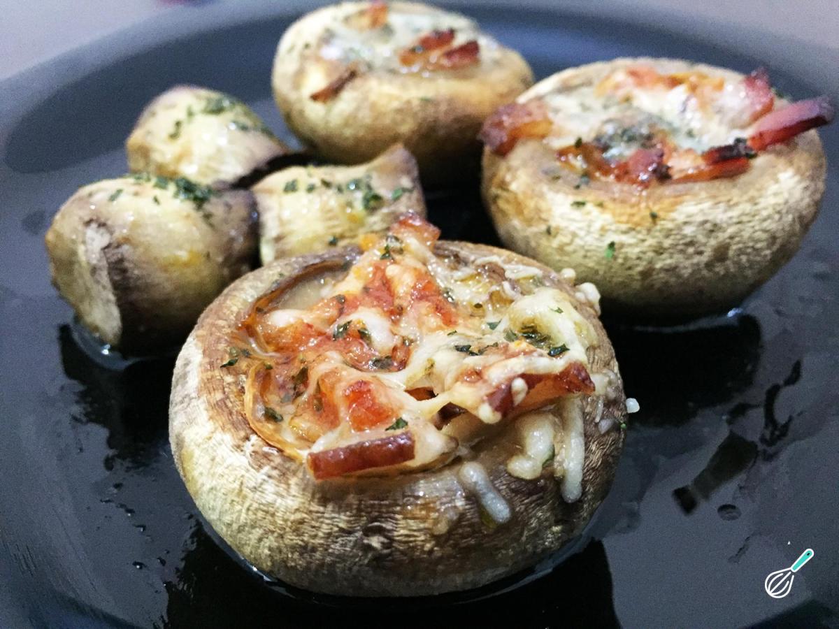 Receita de Cogumelos recheados com bacon e queijo azul