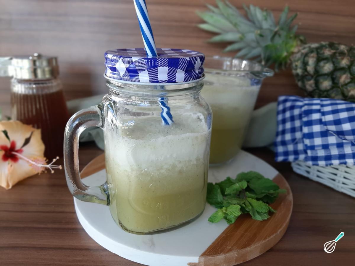 Suco refrescante de abacaxi