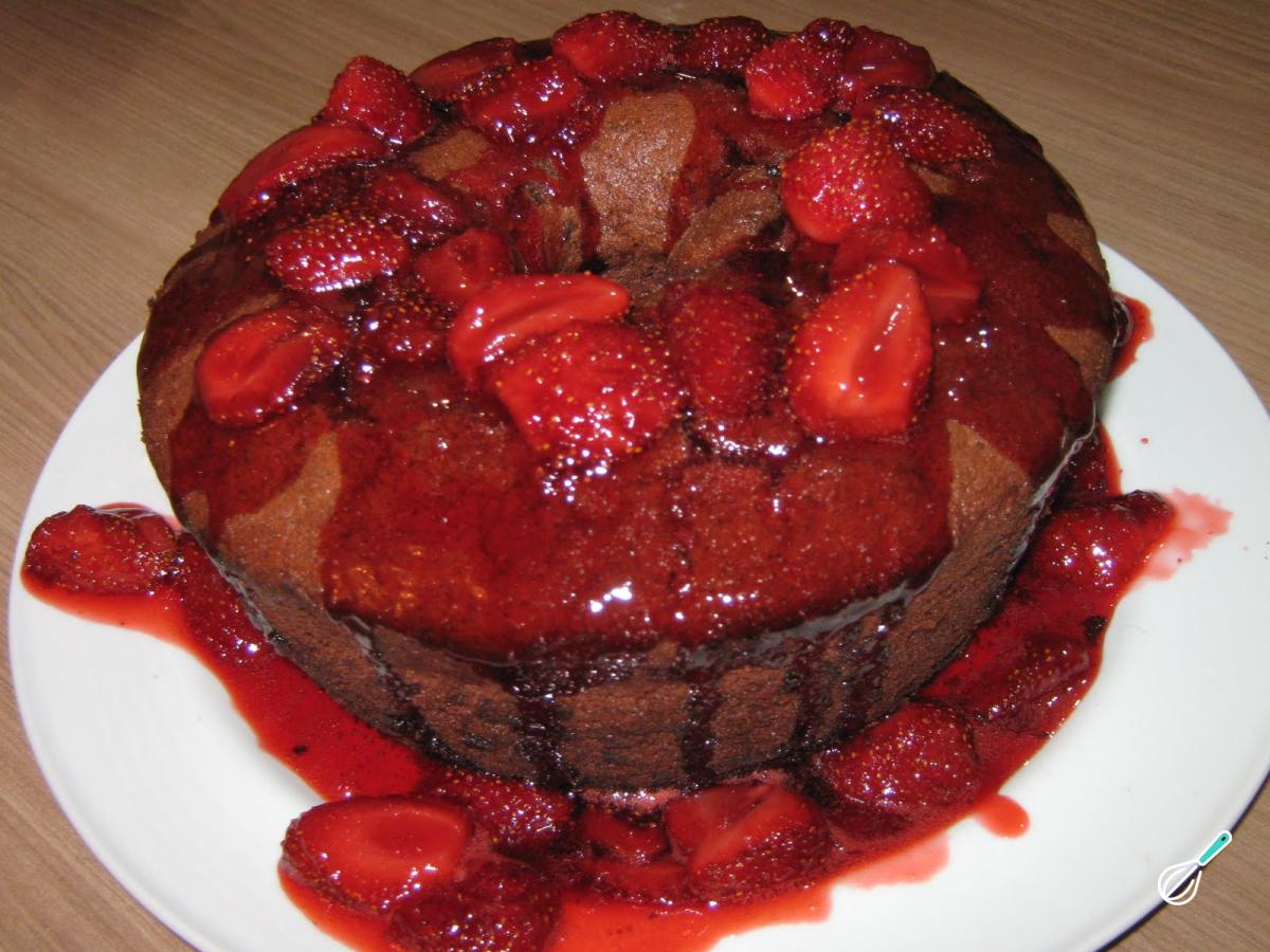 Receita de Bolo de chocolate com calda de morango