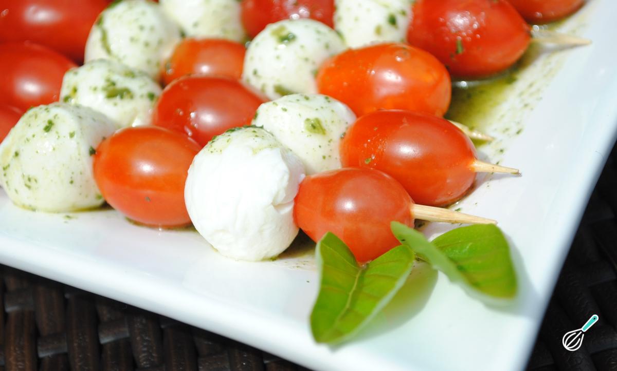 Receita de Espetinho caprese com molho pesto